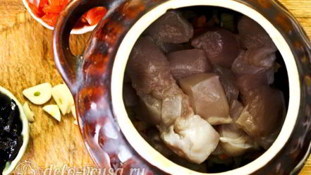 Рецепт жаркого с курицей и черносливом в горшочках
