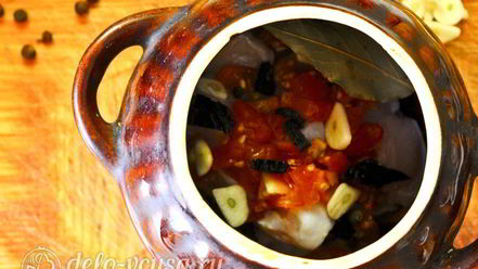 Рецепт жаркого с курицей и черносливом в горшочках