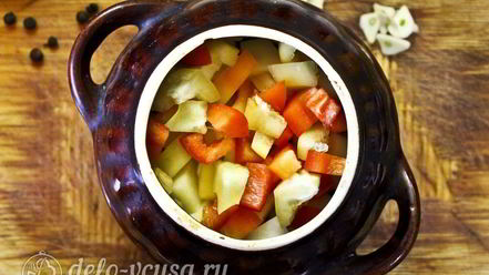 Рецепт жаркого с курицей и черносливом в горшочках