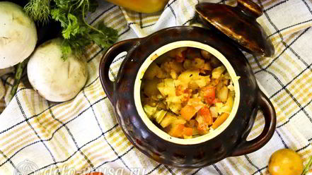 Рецепт жаркого с курицей и черносливом в горшочках