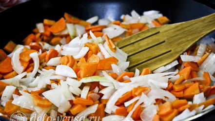 Рецепт жаркого с курицей и черносливом в горшочках