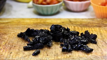 Рецепт жаркого с курицей и черносливом в горшочках