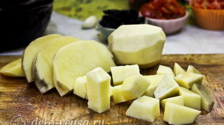 Рецепт жаркого с курицей и черносливом в горшочках