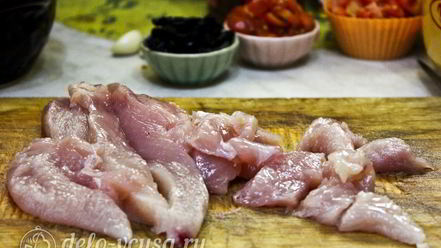 Рецепт жаркого с курицей и черносливом в горшочках