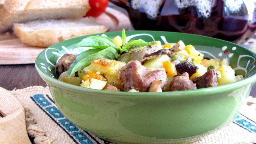 Рецепт жаркого в горшочках с белыми грибами и свининой