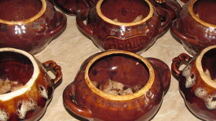 Рецепт жаркого в горшочках с белыми грибами и свининой