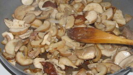 Рецепт жаркого в горшочках с белыми грибами и свининой