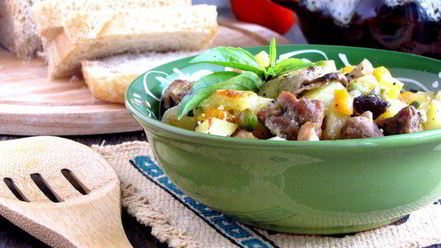 Рецепт жаркого в горшочках с белыми грибами и свининой