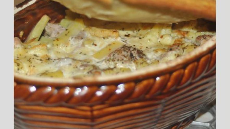 Рецепт жаркого в горшочке под ароматной слойкой