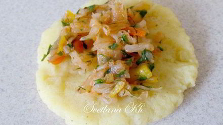 Рецепт картофельных зраз с капустой, запеченные в духовке