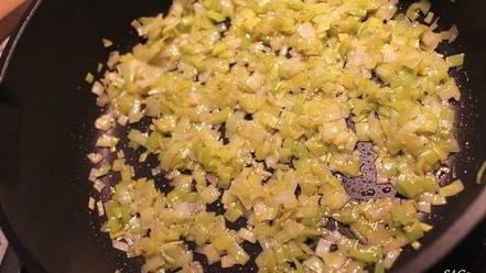 Рецепт куриных зраз с грибами и гречкой и овощное соте на гарнир