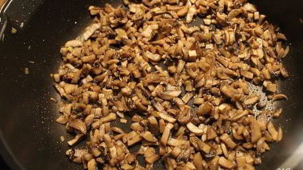 Рецепт куриных зраз с грибами и гречкой и овощное соте на гарнир