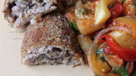 Рецепт куриных зраз с грибами и гречкой и овощное соте на гарнир