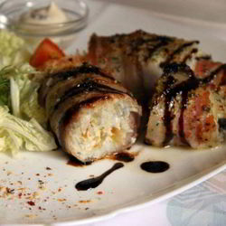 Рецепт Зраз из тилапии в беконе с овощным салатом