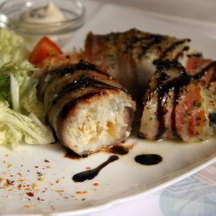 Рецепт Зраз из тилапии в беконе с овощным салатом