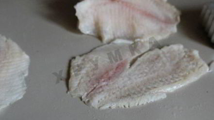 Рецепт зраз из тилапии в беконе с овощным салатом