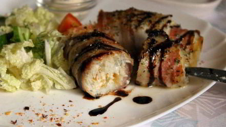 Рецепт зраз из тилапии в беконе с овощным салатом