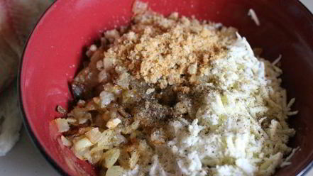 Рецепт зраз из тилапии в беконе с овощным салатом