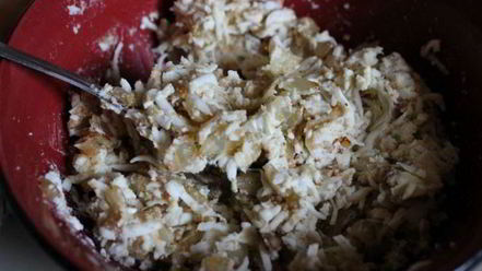 Рецепт зраз из тилапии в беконе с овощным салатом