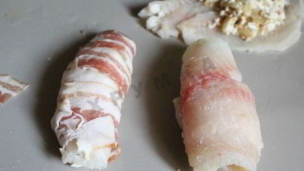 Рецепт зраз из тилапии в беконе с овощным салатом