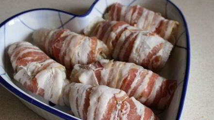 Рецепт зраз из тилапии в беконе с овощным салатом