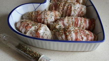 Рецепт зраз из тилапии в беконе с овощным салатом