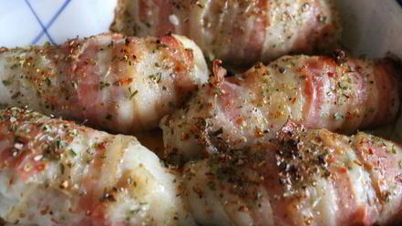 Рецепт зраз из тилапии в беконе с овощным салатом