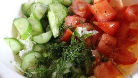 Рецепт зраз из тилапии в беконе с овощным салатом