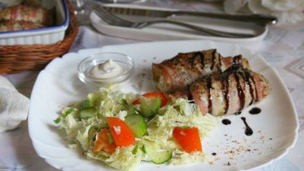 Рецепт зраз из тилапии в беконе с овощным салатом