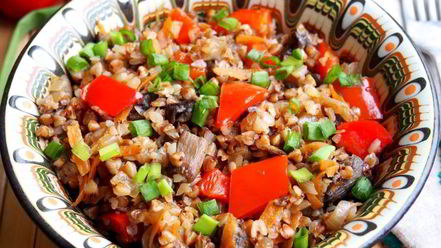 Рецепт гречки с грибами и овощами в духовке