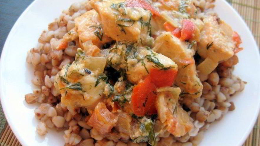 Рецепт гречки с курицей и помидорами