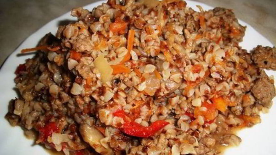 Рецепт гречки с мясным фаршем и томатами