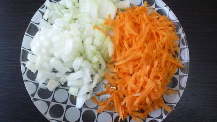 Рецепт гречки с овощами и мясной тушенкой