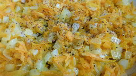 Рецепт гречки с овощами и мясной тушенкой