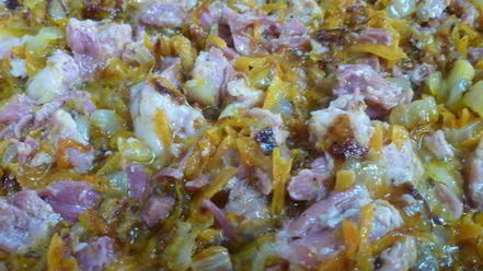 Рецепт гречки с овощами и мясной тушенкой