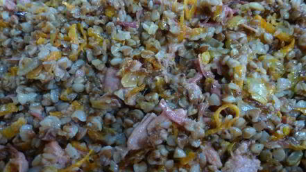 Рецепт гречки с овощами и мясной тушенкой