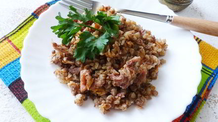 Рецепт гречки с овощами и мясной тушенкой