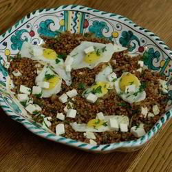 Рецепт Гречки с перепелиными яйцами и овечьим сыром