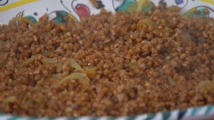 Рецепт гречки с перепелиными яйцами и овечьим сыром