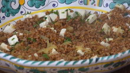 Рецепт гречки с перепелиными яйцами и овечьим сыром