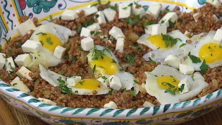 Рецепт гречки с перепелиными яйцами и овечьим сыром