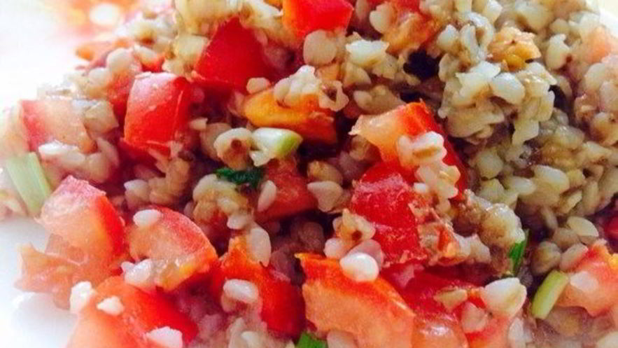 Рецепт гречки с помидорами и чесноком