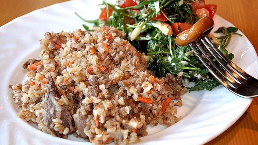 Рецепт гречки с тушенкой и грибами