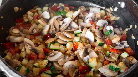 Рецепт гречневой каши с сезонными овощами