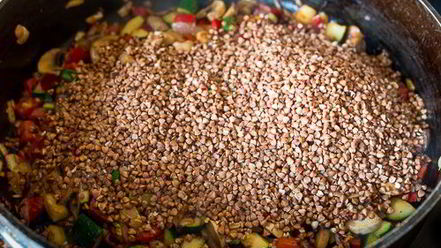 Рецепт гречневой каши с сезонными овощами