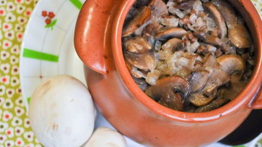 Рецепт классической гречки с грибами в горшочке