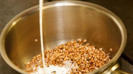 Рецепт сливочной гречки с говяжьим языком