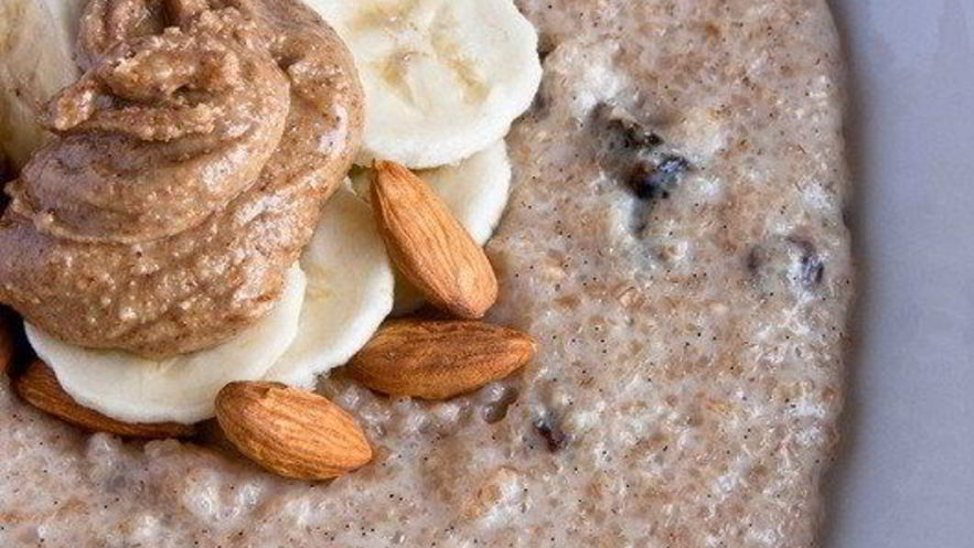 Рецепт каши из полбы с изюмом и миндальной пастой