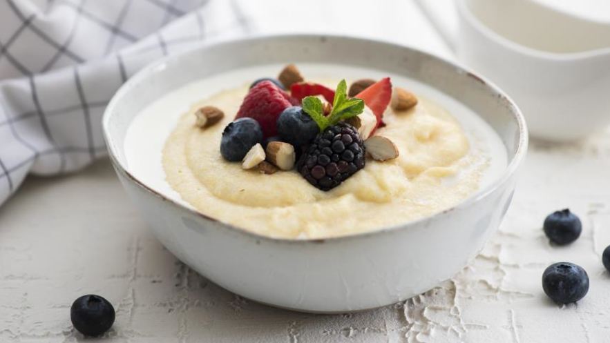 Рецепт кукурузной каши с молоком и ягодами