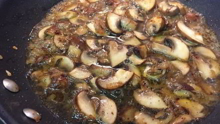 Рецепт поленты под соусом из грибов и томатов